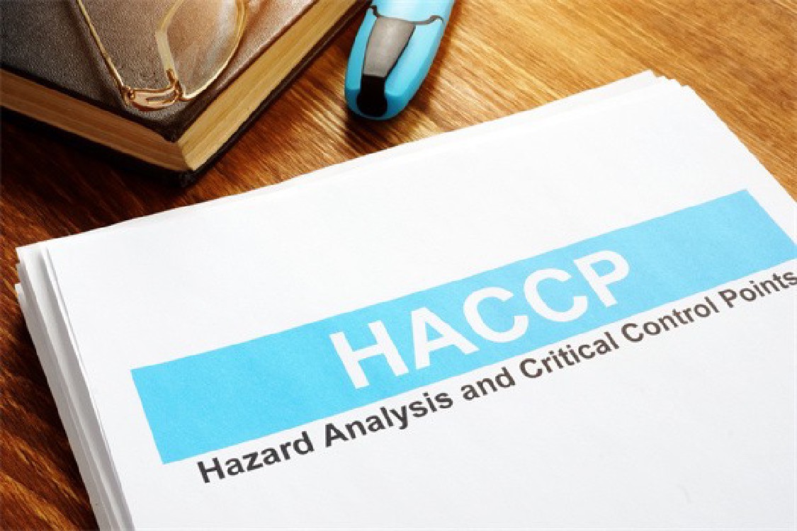 摄图网_324668675_HACCP 危险分析和关键控制点报告放在表格上(企业商用).jpg