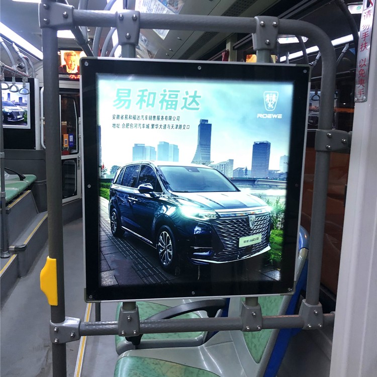 因为乘坐公交车一般时间较长,而且人们乘车时也比较无聊,车厢内广告多